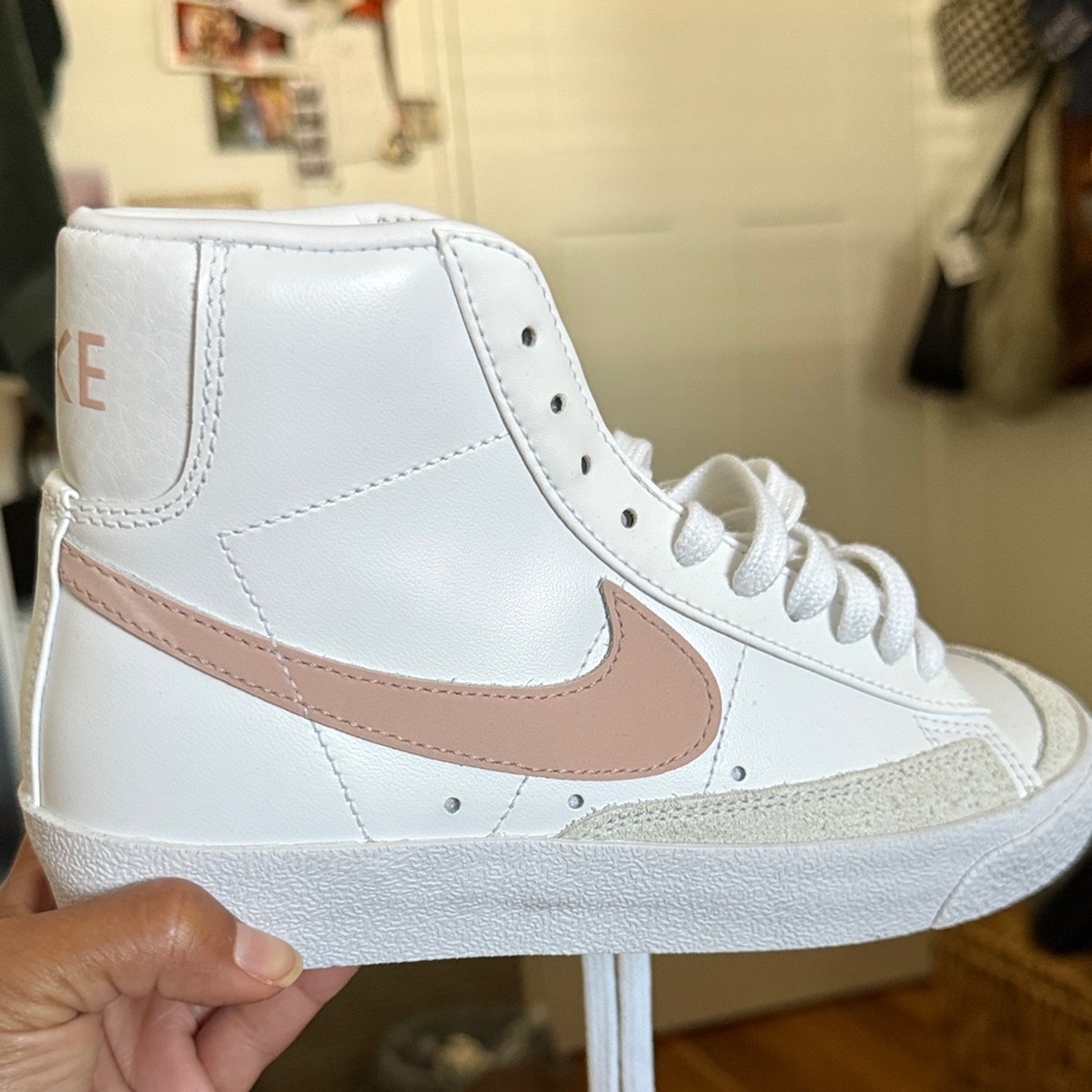 Nike Women's Sneakers White and Pink